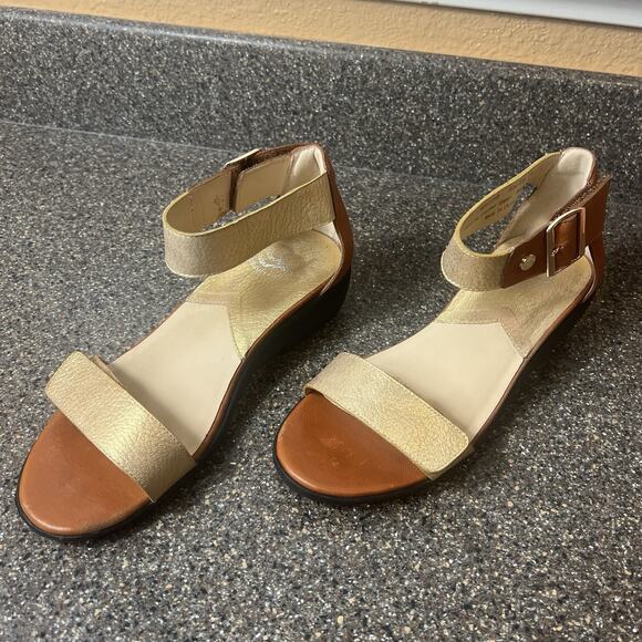 Gravity Defyer Sandals Gold/Brown Womens Sz 7M Leather Ankle Strap Open Toe Snap - Picture 1 of 11